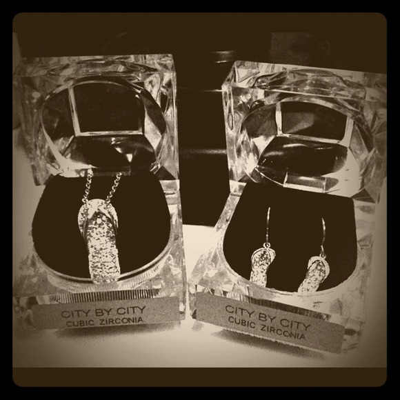 CITY BY CITY Necklace & Earrings flip flop set