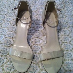 XXHOLDXX Cream colored heels