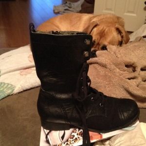 Low feminine combat boots. Hold!
