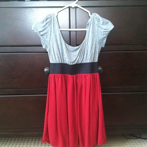 Grey and red top - Picture 1 of 1