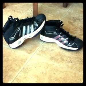 Basketball shoes