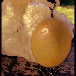 Yellow agate with 3 spirals at bottom