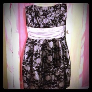 Short strapless dress. Black lace over silver