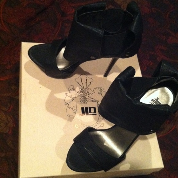 JL0  black platform heels Reserved for eriika89