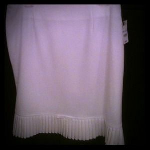 Cute knee-length fully lined skirt!