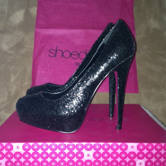 😍Shoedazzle Black glittery pumps 6.5