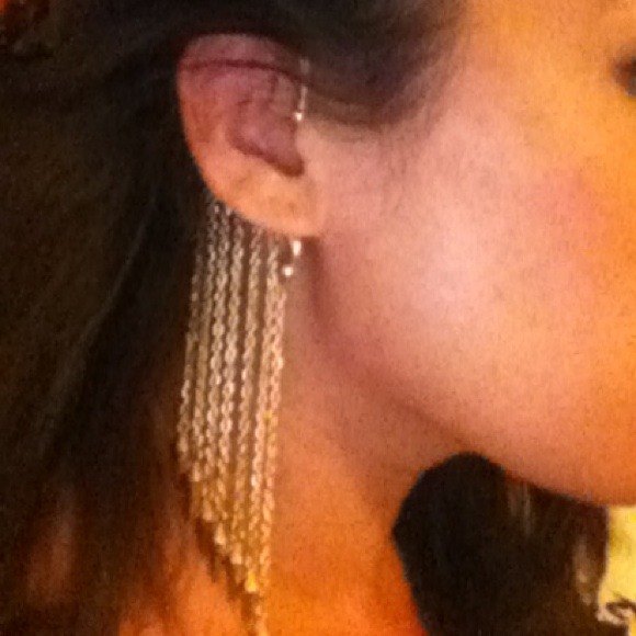 ⛔Sold⛔ Dangle Ear Cuff - Picture 2 of 4