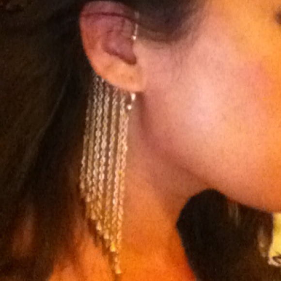 ⛔Sold⛔ Dangle Ear Cuff - Picture 3 of 4