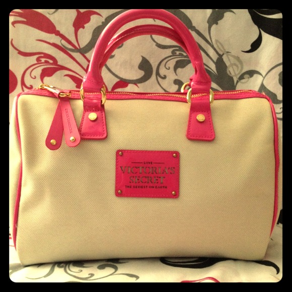 SOLD to @jess8014 🎀VS Handbag🎀