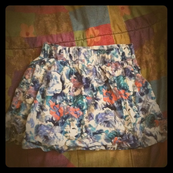Forever 21 Medium skirt with 2 pockets. Fits Small