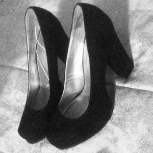 Black thick heel pumps