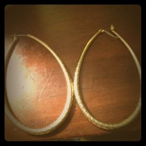 Oval gold earings $10