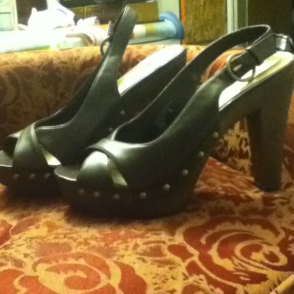 Brown  sling back heels size 9 never worn! - Picture 1 of 3