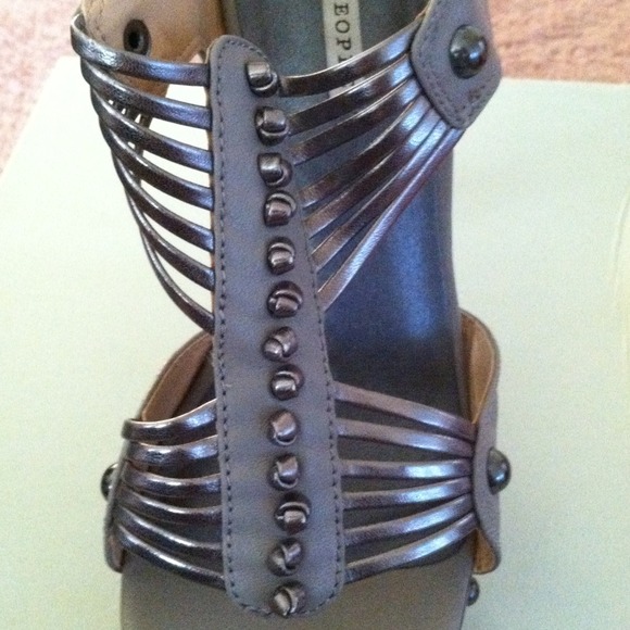 Taupe/ grey 4 inch platform classy sandal - Picture 3 of 4