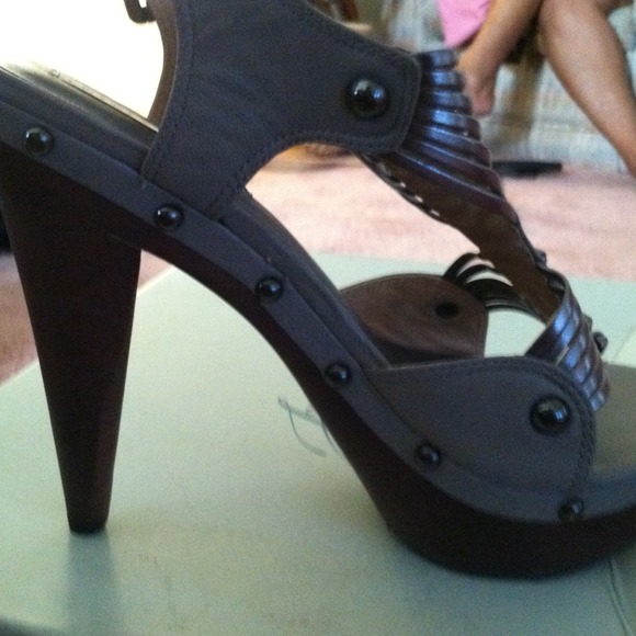 Taupe/ grey 4 inch platform classy sandal - Picture 4 of 4