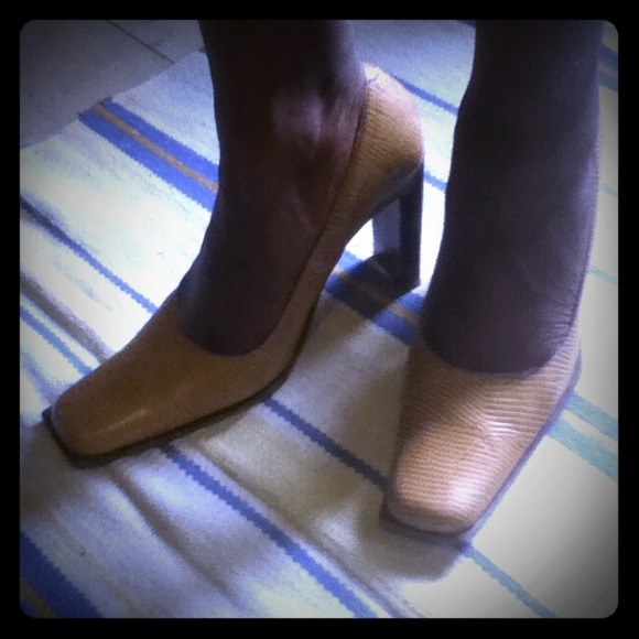 Bebe  honey mustard pumps