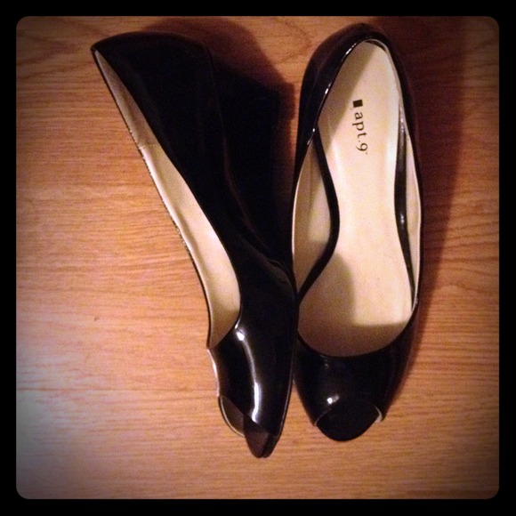 Peep toe short patent leather heel. Super cute!