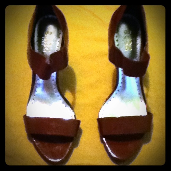 Bcbg patent leather burgundy heels