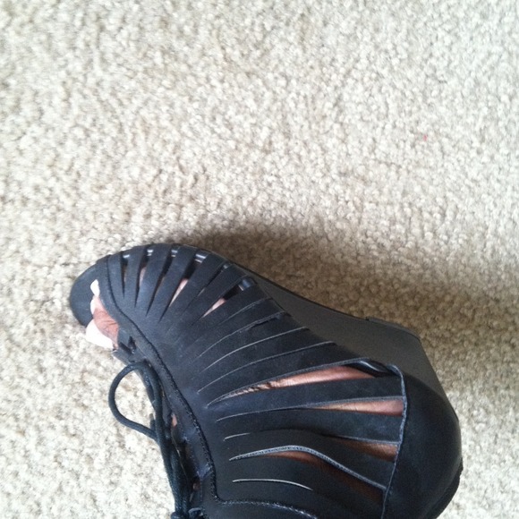Black wedges