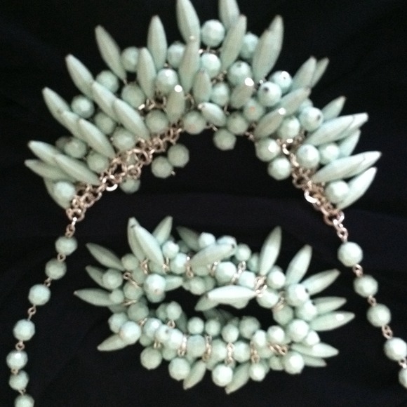 Mint chunky necklace and bracelet.