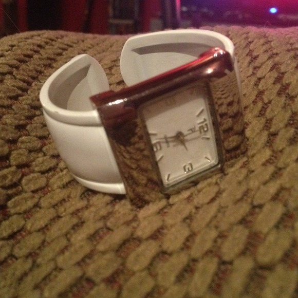 watch - Picture 2 of 3