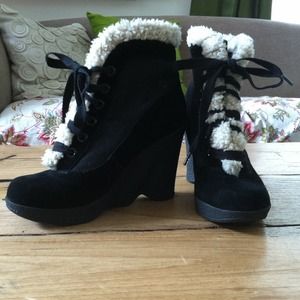 Sold to @l14zealous Gorgeous Betsy Johnson!