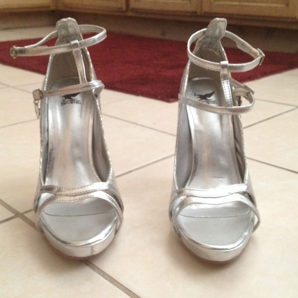 Silver metallic party dress heels