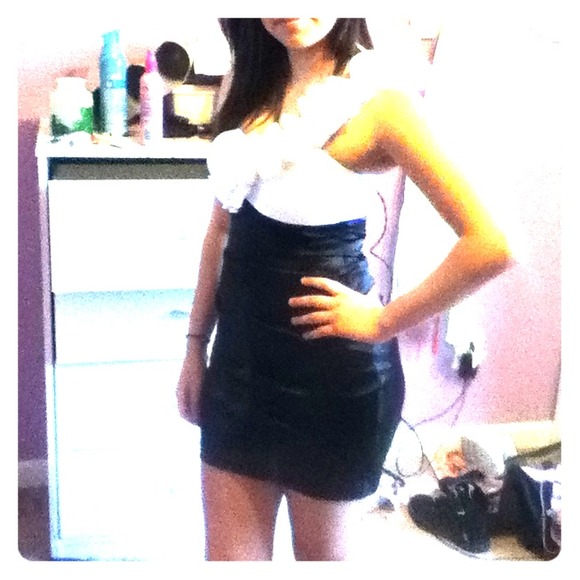 Blondie nites black && white dress !