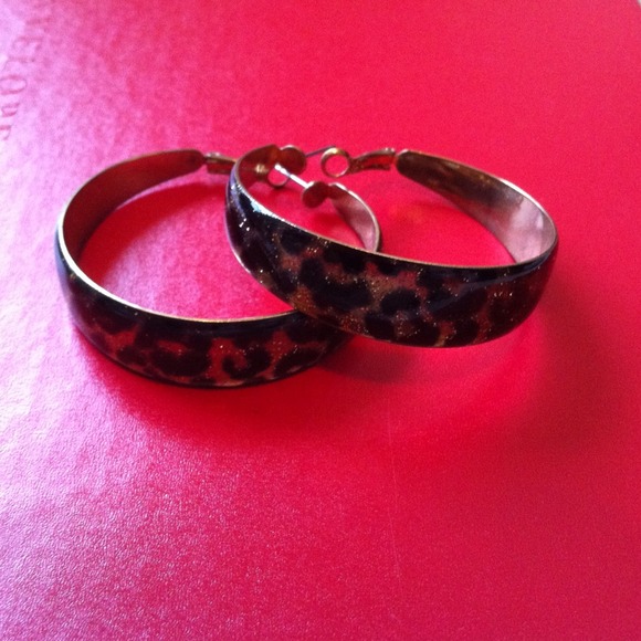 Sold!🐯Cache leopard print hoops reserved