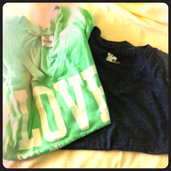 ✨PINK by VS V-neck Tee