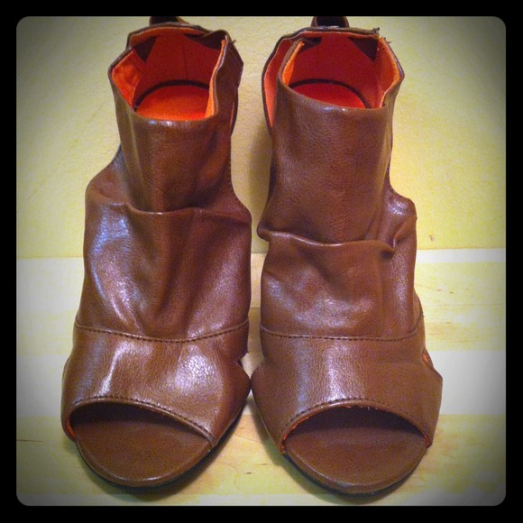 Brown peep-toe heels.