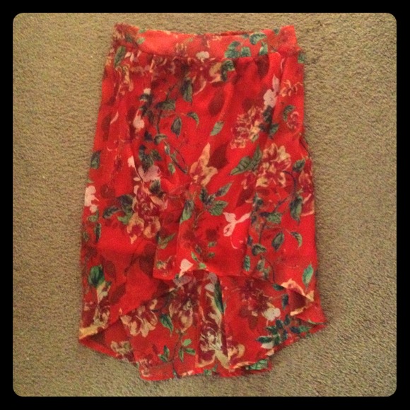 Red floral hi low skirt. NEVER WORN!