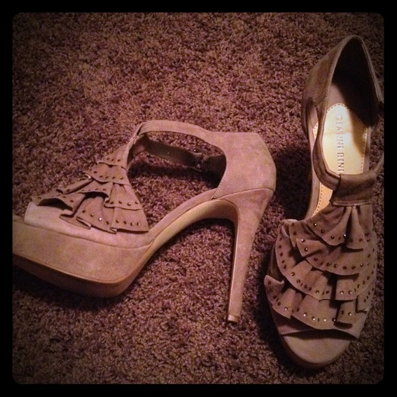 Ruffled front Gianni Bini
