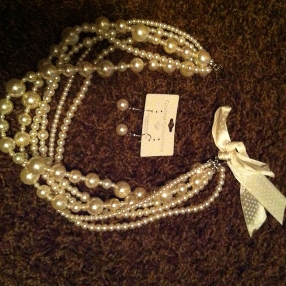 🌺TRADE🌹Faux pearl necklace & 2 lace tops