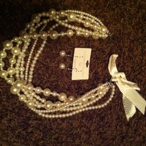 🌺TRADE🌹Faux pearl necklace & 2 lace tops