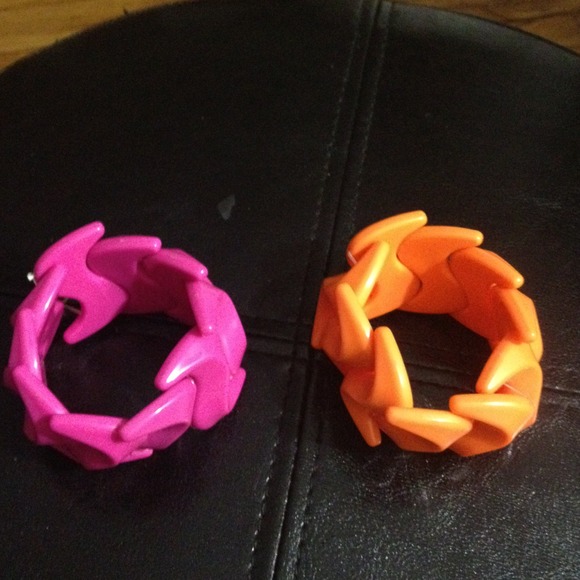 Two plastic bracelets - Picture 2 of 2