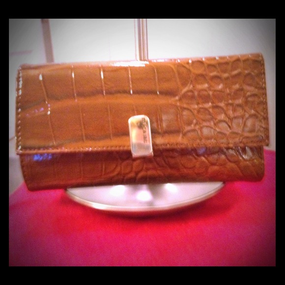 Mac and Jac Accessories - Trade w @lomelli22 Mac wallet &flower ring