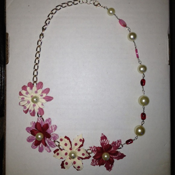 Jewelry - SOLD!!🌸🌸 flower necklace