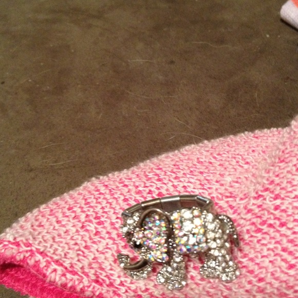 Adorable stretch crystal elephant ring.