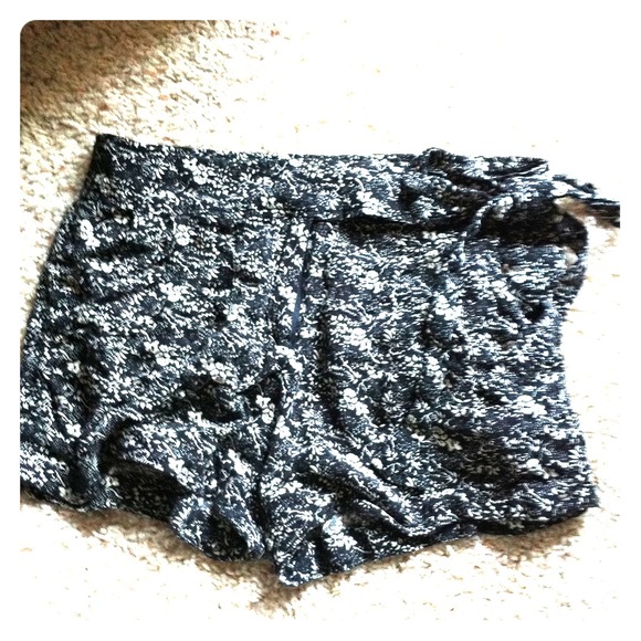 High waist floral black and beige shorts