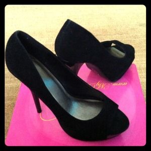 New black high heel pumps