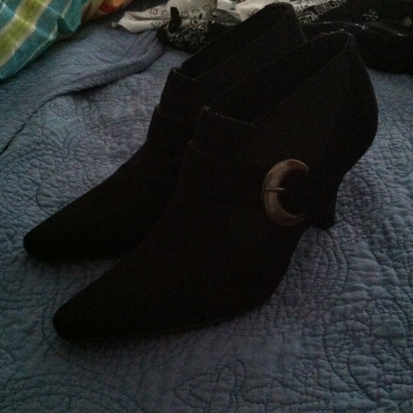 Black booties!!