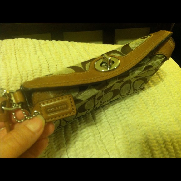 📢SALE!📢 Coach Monogram wristlet - Picture 2 of 3