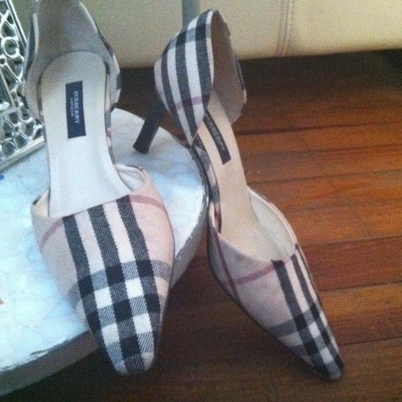 Burberry size 6 and a half stunner