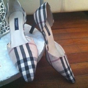 Burberry size 6 and a half stunner
