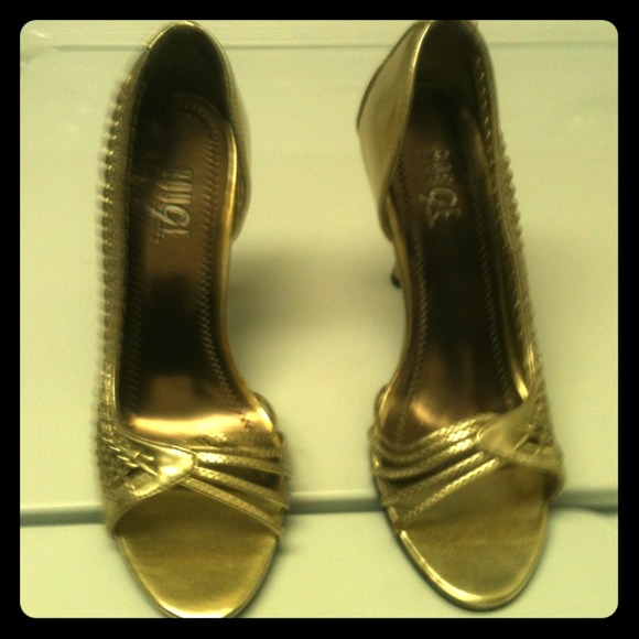 SOLD!! Size 6 gold heels