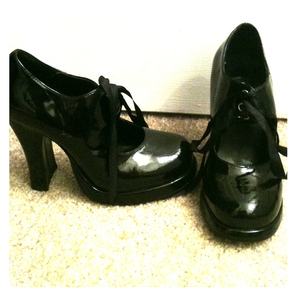 ~REDUCED~ Hot Topic Patent Leather Mary Janes