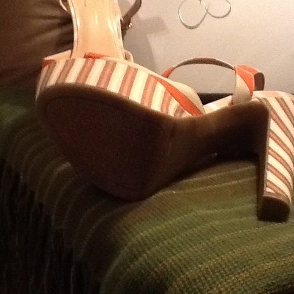Like brand new Jessica Simpson platform pumps - Picture 3 of 4
