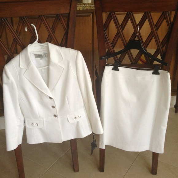 SOLD🚫 Tahari white skirt suit