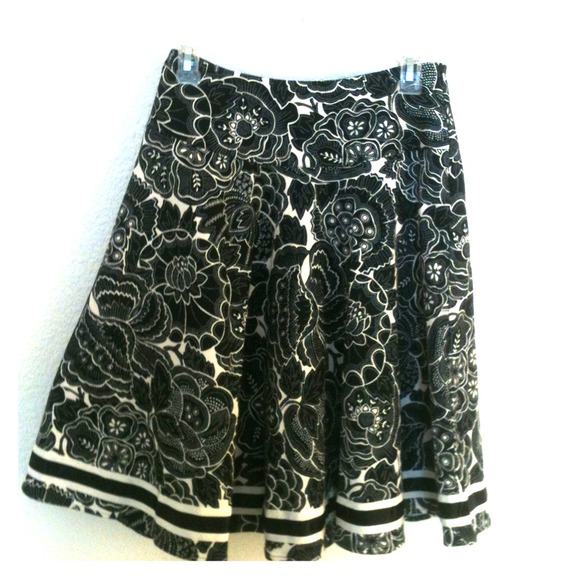 Reserved!!! Size 0 almost brand new skirt